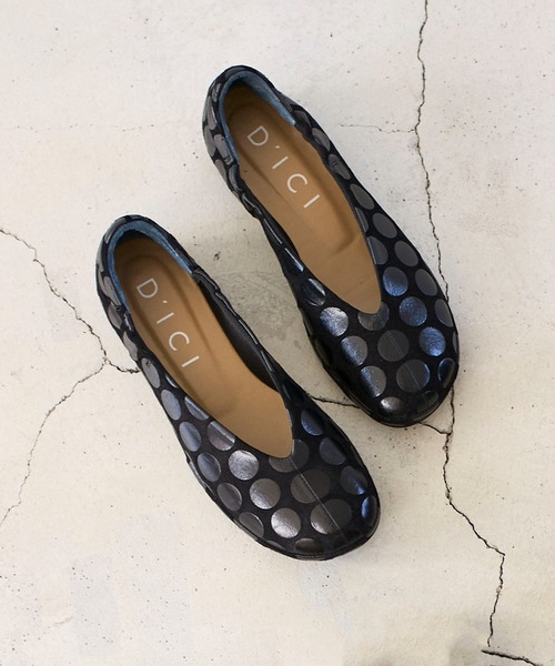 D'ICI（ディッシィ）の「【新色追加】Vカットフラットパンプス（パンプス・レディース・ブラック/ブルー/アイボリー/ブラック系その他2/ホワイト×グレー・22.5cm/23cm/23.5cm/24cm/24.5cm/21.5㎝/22cm/25cm）」の4枚目の写真