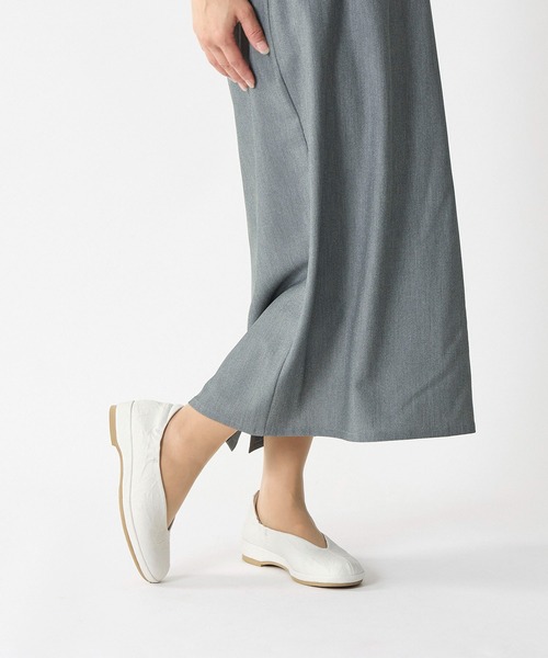 D'ICI（ディッシィ）の「【新色追加】Vカットフラットパンプス（パンプス・レディース・ブラック/ブルー/アイボリー/ブラック系その他2/ホワイト×グレー・22.5cm/23cm/23.5cm/24cm/24.5cm/21.5㎝/22cm/25cm）」の8枚目の写真