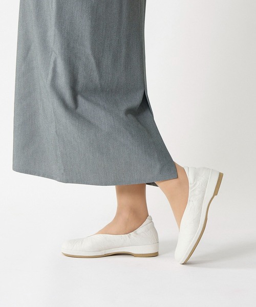 D'ICI（ディッシィ）の「【新色追加】Vカットフラットパンプス（パンプス・レディース・ブラック/ブルー/アイボリー/ブラック系その他2/ホワイト×グレー・22.5cm/23cm/23.5cm/24cm/24.5cm/21.5㎝/22cm/25cm）」の9枚目の写真