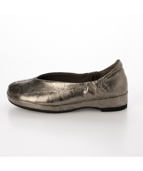 D'ICI（ディッシィ）の「【新色追加】Vカットフラットパンプス（パンプス・レディース・ブラック/ブルー/アイボリー/ブラック系その他2/ホワイト×グレー・22.5cm/23cm/23.5cm/24cm/24.5cm/21.5㎝/22cm/25cm）」の14枚目の写真