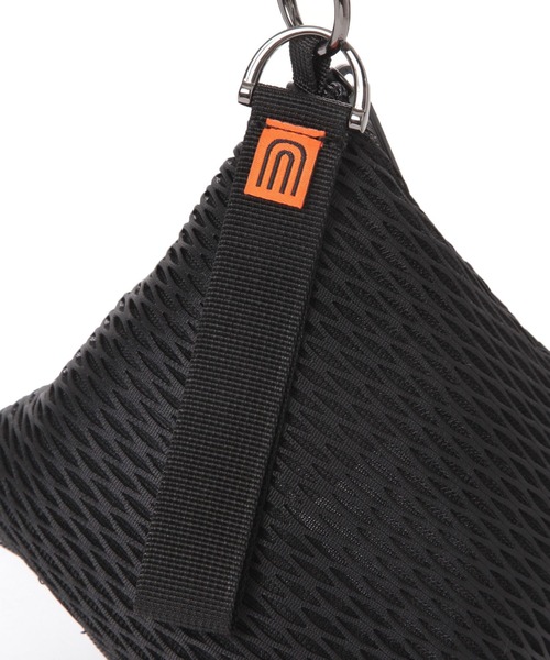 UNIVERSAL OVERALL（ユニバーサルオーバーオール）の「【UNIVERSAL OVERALL】別注ピラミッド ショルダーポーチ（ショルダーバッグ・メンズ・グレー/ブラック・FREE）」の11枚目の写真