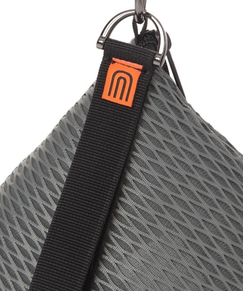 UNIVERSAL OVERALL（ユニバーサルオーバーオール）の「【UNIVERSAL OVERALL】別注ピラミッド ショルダーポーチ（ショルダーバッグ・メンズ・グレー/ブラック・FREE）」の5枚目の写真