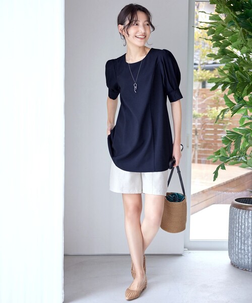 Tiaclasse（ティアクラッセ）の「パフスリーブチュニックブラウス（シャツ/ブラウス・レディース・ベージュ/サックスブルー/ブラック系/ネイビー系/ネイビー・L/M/S）」の8枚目の写真