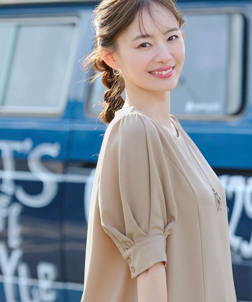 Tiaclasse（ティアクラッセ）の「パフスリーブチュニックブラウス（シャツ/ブラウス・レディース・ベージュ/サックスブルー/ブラック系/ネイビー系/ネイビー・L/M/S）」の12枚目の写真