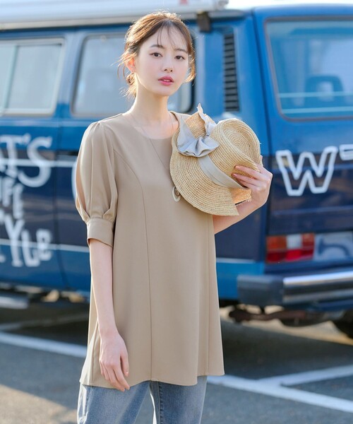 Tiaclasse（ティアクラッセ）の「パフスリーブチュニックブラウス（シャツ/ブラウス・レディース・ベージュ/サックスブルー/ブラック系/ネイビー系/ネイビー・L/M/S）」の13枚目の写真