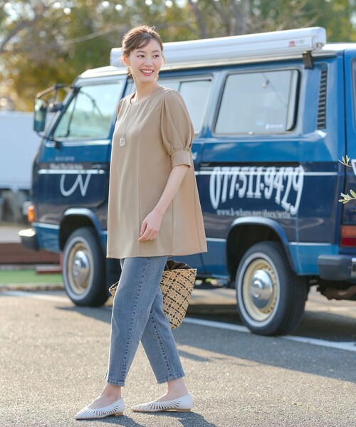 Tiaclasse（ティアクラッセ）の「パフスリーブチュニックブラウス（シャツ/ブラウス・レディース・ベージュ/サックスブルー/ブラック系/ネイビー系/ネイビー・L/M/S）」の14枚目の写真