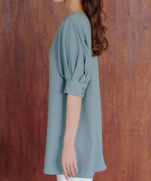 Tiaclasse（ティアクラッセ）の「パフスリーブチュニックブラウス（シャツ/ブラウス・レディース・ベージュ/サックスブルー/ブラック系/ネイビー系/ネイビー・L/M/S）」の16枚目の写真