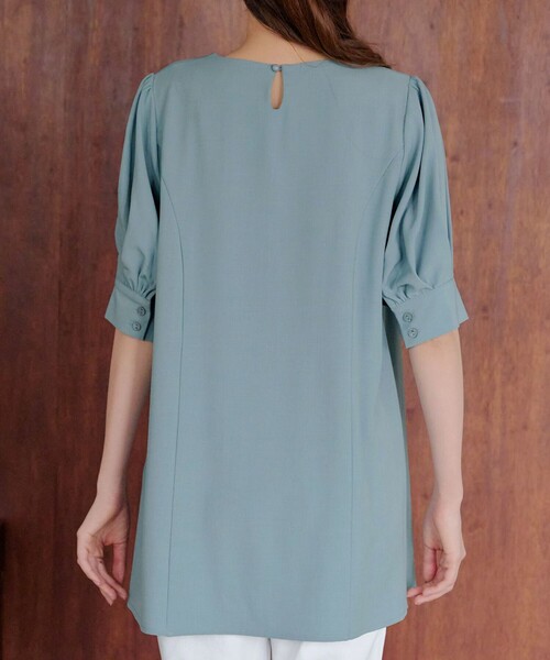 Tiaclasse（ティアクラッセ）の「パフスリーブチュニックブラウス（シャツ/ブラウス・レディース・ベージュ/サックスブルー/ブラック系/ネイビー系/ネイビー・L/M/S）」の17枚目の写真