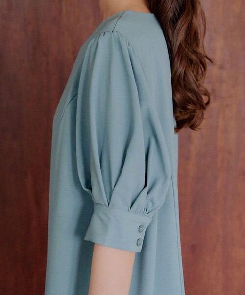 Tiaclasse（ティアクラッセ）の「パフスリーブチュニックブラウス（シャツ/ブラウス・レディース・ベージュ/サックスブルー/ブラック系/ネイビー系/ネイビー・L/M/S）」の19枚目の写真