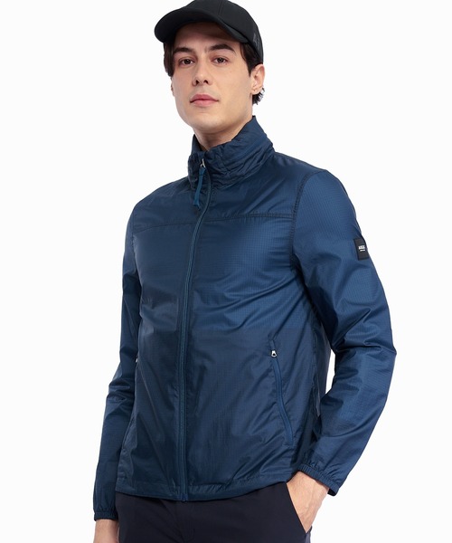 AIGLE（エーグル）の「撥水 ライトウェイト パッカブルフーデッドナイロンジャケット / フード収納可（ナイロンジャケット・メンズ・ネイビー/ブルーグリーン・L/M/XL/S）」の2枚目の写真