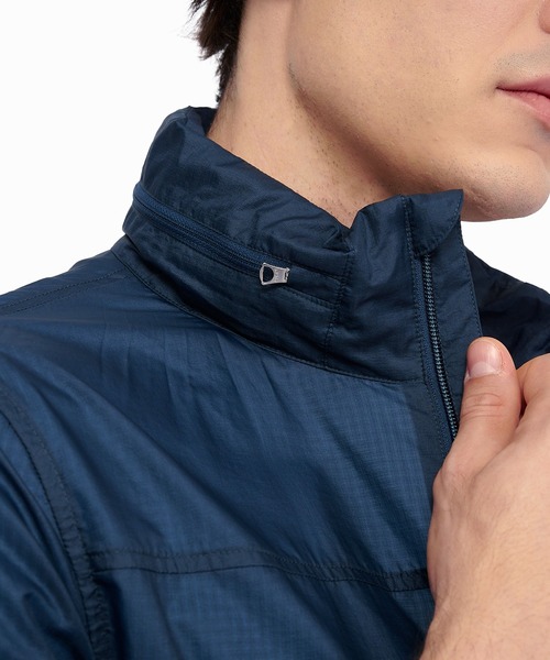 AIGLE（エーグル）の「撥水 ライトウェイト パッカブルフーデッドナイロンジャケット / フード収納可（ナイロンジャケット・メンズ・ネイビー/ブルーグリーン・L/M/XL/S）」の19枚目の写真