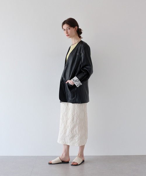 J by blue(ジェイバイブルー)の「レース切替ノーカラーレザージャケット(ノーカラージャケット・レディース・アイボリー/ブラック・MEDIUM)」の3枚目の写真