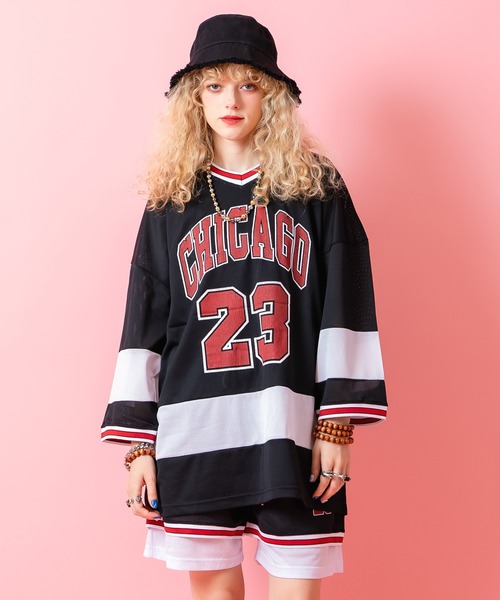 a.p.o.v.（エーピーオービー）の「a.p.o.v. CHICAGOロゴオーバーサイズメッシュゲームシャツ（Tシャツ/カットソー・メンズ・ブラック/レッド・ONESIZE）」の2枚目の写真