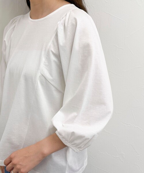 fredy emue(フレディエミュ)の「シルケット袖ギャザーカットソーブラウス(Tシャツ/カットソー・レディース・ベージュ/オフホワイト/チャコールグレー/ベビーピンク・38)」の7枚目の写真