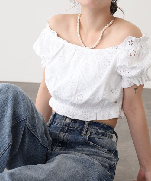 Guess(ゲス)の「GUESS OFF SHOULDER FRIDA TOP(その他トップス・レディース・ライトブルー/ホワイト・S)」の1枚目の写真