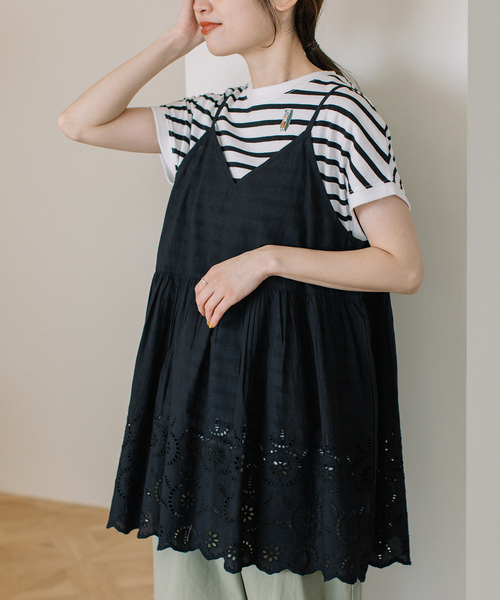 POU DOU DOU（プードゥドゥ）の「＜made in INDIA＞スカラップシフリー刺繍アウターキャミソール（ベスト・レディース・ブラック/イエロー/オフホワイト・M）」の2枚目の写真