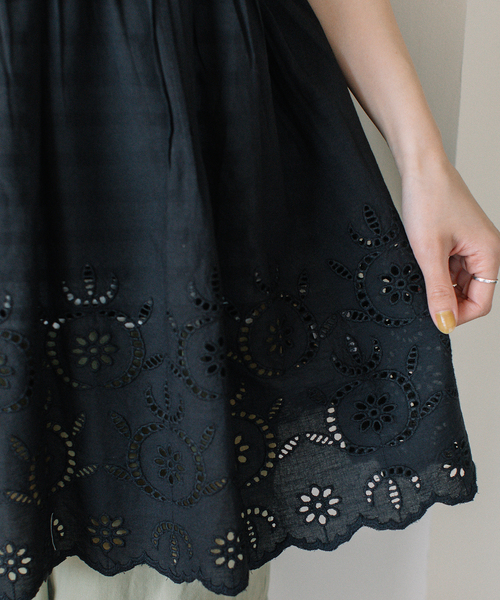 POU DOU DOU（プードゥドゥ）の「＜made in INDIA＞スカラップシフリー刺繍アウターキャミソール（ベスト・レディース・ブラック/イエロー/オフホワイト・M）」の4枚目の写真