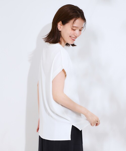 DRESKIP（ドレスキップ）の「【S-LL/ひんやり/洗濯後しわになりにくい】程よいシアー感 ロゴTシャツブラウス（シャツ/ブラウス・レディース・ブラック/オフホワイト/ライトオレンジ系/グリーン系・04/03/02/01）」の6枚目の写真