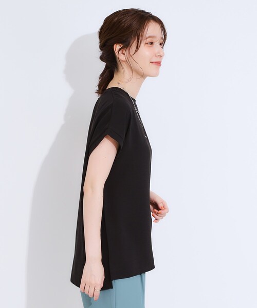 DRESKIP（ドレスキップ）の「【S-LL/ひんやり/洗濯後しわになりにくい】程よいシアー感 ロゴTシャツブラウス（シャツ/ブラウス・レディース・ブラック/オフホワイト/ライトオレンジ系/グリーン系・04/03/02/01）」の10枚目の写真