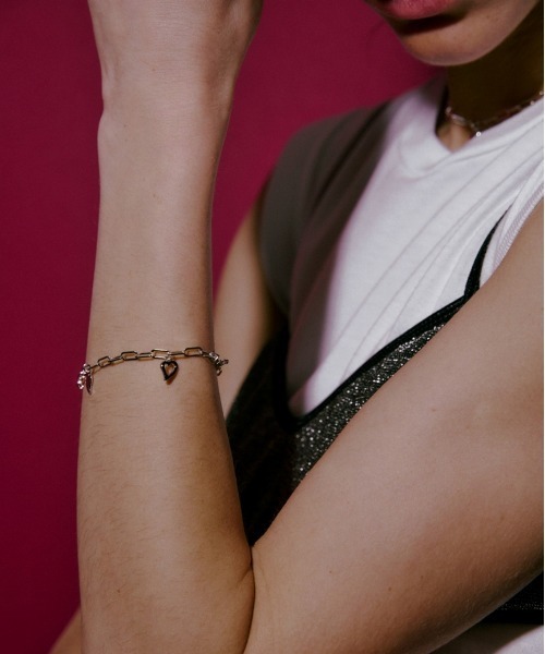 LAPUIS(ラピュイ)の「LAPUIS(ラピュイ) Amuse Heart bracelet A(ブレスレット・レディース・ホワイト/ブラック・FREE)」の4枚目の写真