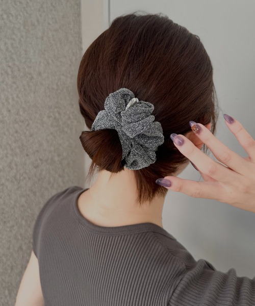 Phoebe（フィービィー）の「メタルグリッターシュシュ（シュシュ・レディース・ライトグレー/グレー/ブラック・FREE）」の3枚目の写真