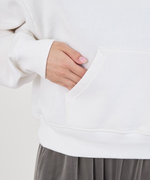 SPORTY&RICH(スポーティアンドリッチ)の「【SPORTY & RICH】クロップドフーディ-Soft Cropped Hoodie(パーカー・レディース・ホワイト・S)」の3枚目の写真