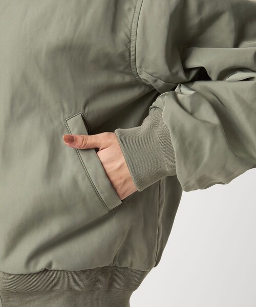 green label relaxing（グリーンレーベルリラクシング）の「ツイル コクーン MA-1 ウォッシャブル 撥水 吸湿発熱（MA-1・レディース・ネイビー/オリーブ・36/38）」の17枚目の写真