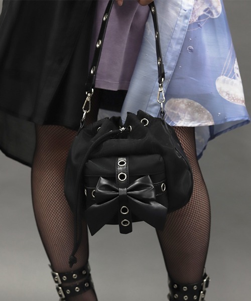 axes femme POETIQUE（アクシーズファムポエティック）の「キンチャクショルダーバッグ（ショルダーバッグ・レディース・ブラック/グレー・FREE）」の2枚目の写真