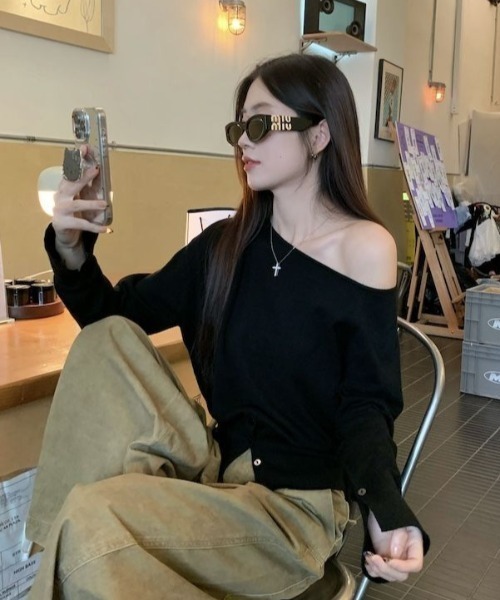 LAC-VERT(ラック・ヴェール)の「ウエストボタンオフショルニットトップス(Tシャツ/カットソー・レディース・ベージュ/アイボリー/ブラック/グリーン・FREE)」の11枚目の写真