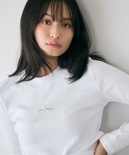 Calvin Klein(カルバン・クライン)の「ロングスリーブモノグラムベビーTシャツ(Tシャツ/カットソー・レディース・ブラック/ホワイト/バイオレット/モーブ系/ダークパープル/ライトアッシュグレー・M/S/XS/XXS)」の14枚目の写真