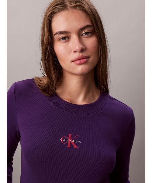 Calvin Klein(カルバン・クライン)の「ロングスリーブモノグラムベビーTシャツ(Tシャツ/カットソー・レディース・ブラック/ホワイト/バイオレット/モーブ系/ダークパープル/ライトアッシュグレー・M/S/XS/XXS)」の5枚目の写真