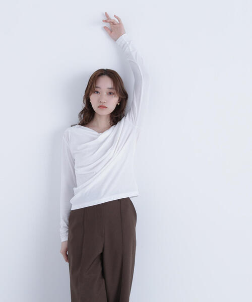 NATURAL BEAUTY BASIC（ナチュラルビューティーベーシック）の「◇ドレープネックカットソー（Tシャツ/カットソー・レディース・チャコールグレー/ダークブラウン/オフホワイト・FREE）」の2枚目の写真