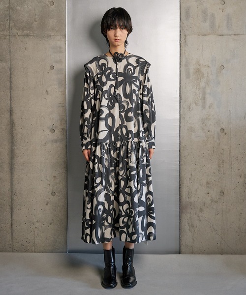 RUMCHE(ラムシェ)の「"Chain Flower" Print Dress / チェーンフラワープリントドレス(ワンピース・レディース・ホワイト/ブラック・FREE)」の3枚目の写真