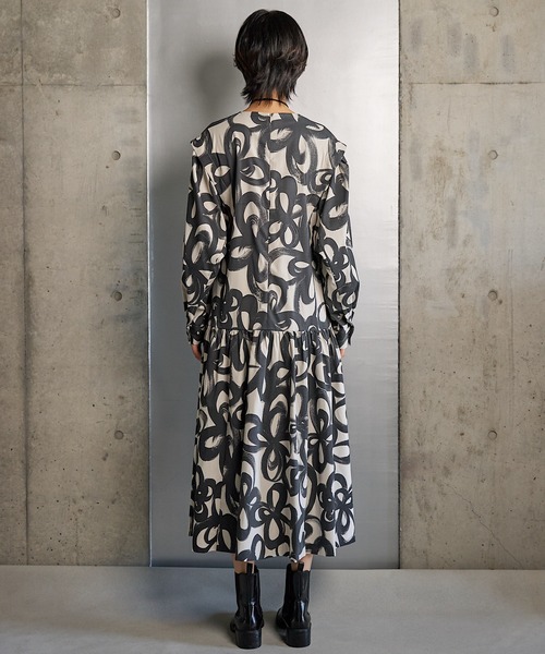 RUMCHE(ラムシェ)の「"Chain Flower" Print Dress / チェーンフラワープリントドレス(ワンピース・レディース・ホワイト/ブラック・FREE)」の10枚目の写真