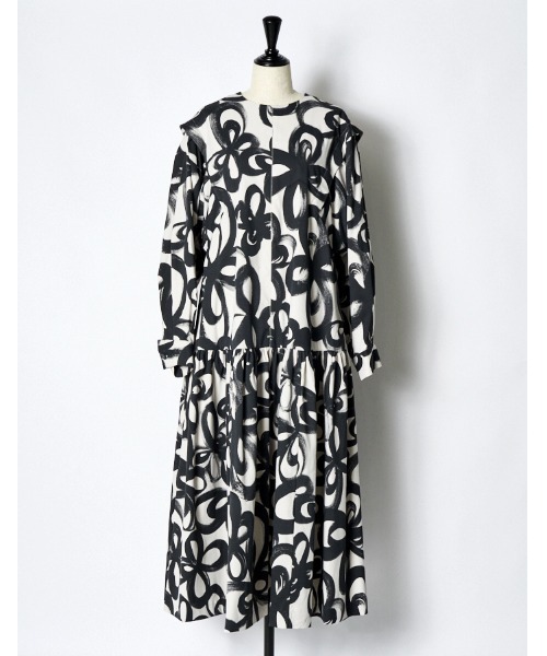 RUMCHE(ラムシェ)の「"Chain Flower" Print Dress / チェーンフラワープリントドレス(ワンピース・レディース・ホワイト/ブラック・FREE)」の14枚目の写真