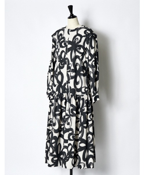RUMCHE(ラムシェ)の「"Chain Flower" Print Dress / チェーンフラワープリントドレス(ワンピース・レディース・ホワイト/ブラック・FREE)」の9枚目の写真