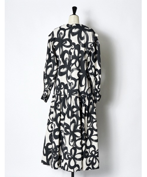 RUMCHE(ラムシェ)の「"Chain Flower" Print Dress / チェーンフラワープリントドレス(ワンピース・レディース・ホワイト/ブラック・FREE)」の7枚目の写真