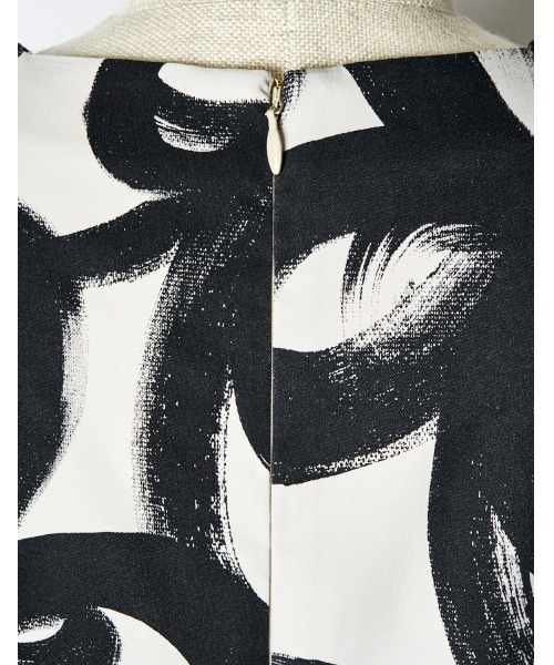 RUMCHE(ラムシェ)の「"Chain Flower" Print Dress / チェーンフラワープリントドレス(ワンピース・レディース・ホワイト/ブラック・FREE)」の17枚目の写真
