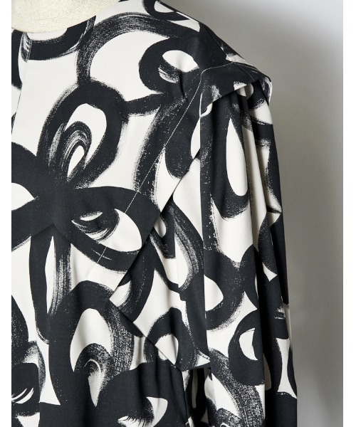 RUMCHE(ラムシェ)の「"Chain Flower" Print Dress / チェーンフラワープリントドレス(ワンピース・レディース・ホワイト/ブラック・FREE)」の19枚目の写真
