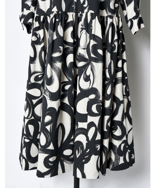 RUMCHE(ラムシェ)の「"Chain Flower" Print Dress / チェーンフラワープリントドレス(ワンピース・レディース・ホワイト/ブラック・FREE)」の5枚目の写真