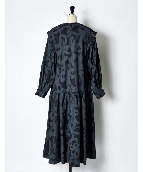 RUMCHE(ラムシェ)の「"Chain Flower" Print Dress / チェーンフラワープリントドレス(ワンピース・レディース・ホワイト/ブラック・FREE)」の6枚目の写真