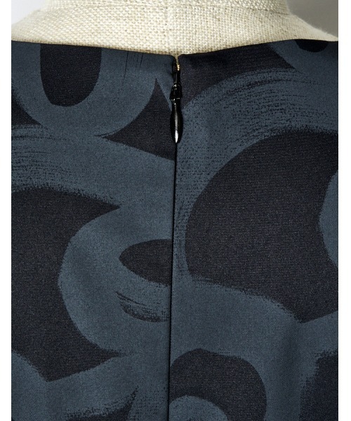 RUMCHE(ラムシェ)の「"Chain Flower" Print Dress / チェーンフラワープリントドレス(ワンピース・レディース・ホワイト/ブラック・FREE)」の16枚目の写真