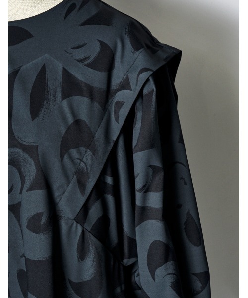 RUMCHE(ラムシェ)の「"Chain Flower" Print Dress / チェーンフラワープリントドレス(ワンピース・レディース・ホワイト/ブラック・FREE)」の18枚目の写真