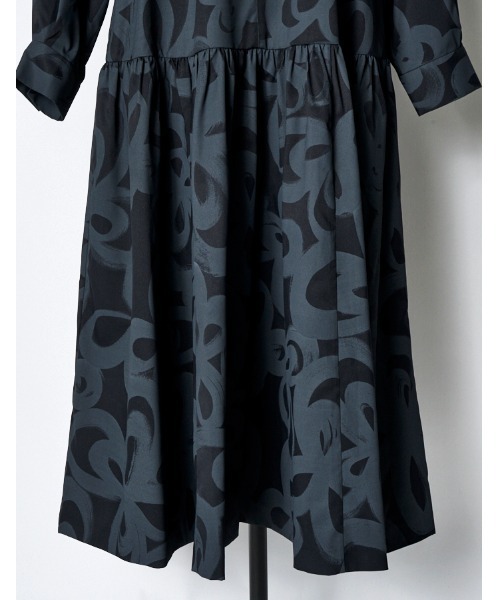 RUMCHE(ラムシェ)の「"Chain Flower" Print Dress / チェーンフラワープリントドレス(ワンピース・レディース・ホワイト/ブラック・FREE)」の4枚目の写真