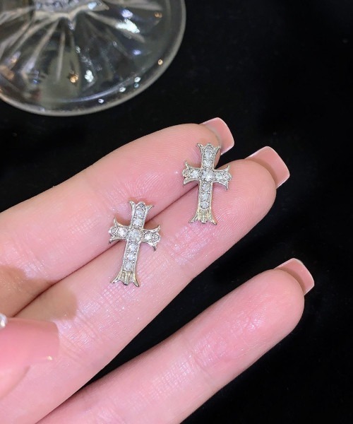 B.I.D.（ビーアイディー）の「《Bz》クロスモチーフアクリルストーンワンポイントペアピアス ユニセックス（MA/EK431）（ピアス（両耳用）・レディース・シルバー・FREE）」の2枚目の写真