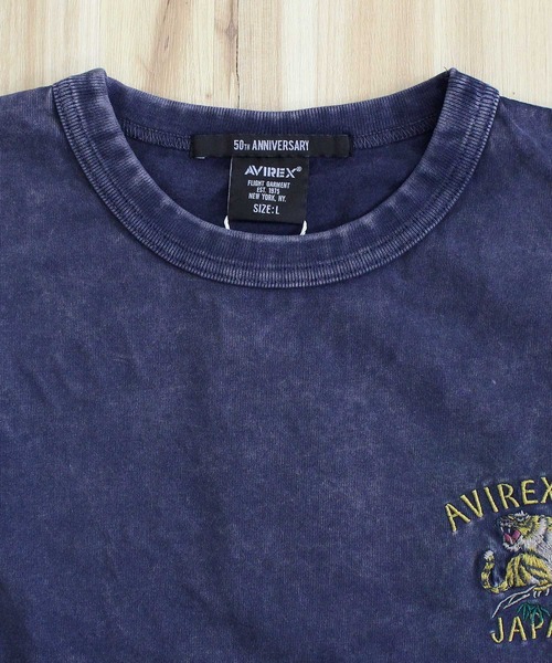 AVIREX（アヴィレックス）の「SOUVENIR COLLECTION-WASHED T-SHIRT 'FAR EAST TOUR'（Tシャツ/カットソー・メンズ・ネイビー・M/L/XL/XXL）」の8枚目の写真