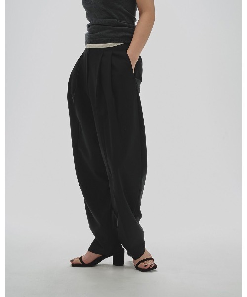 TODAYFUL(トゥデイフル)の「TODAYFUL Tapered Tuck Trousers 12520710(その他パンツ・レディース・グレー/ブラック/ライトブラウン・38/36)」の2枚目の写真