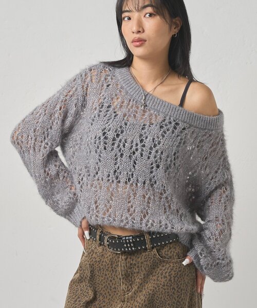 WHO'S WHO gallery（フーズフーギャラリー）の「【WEB限定】HiNTラメオフショルニット（ニット/セーター・レディース・グレー/ブラウン/ネイビー・FREE）」の2枚目の写真