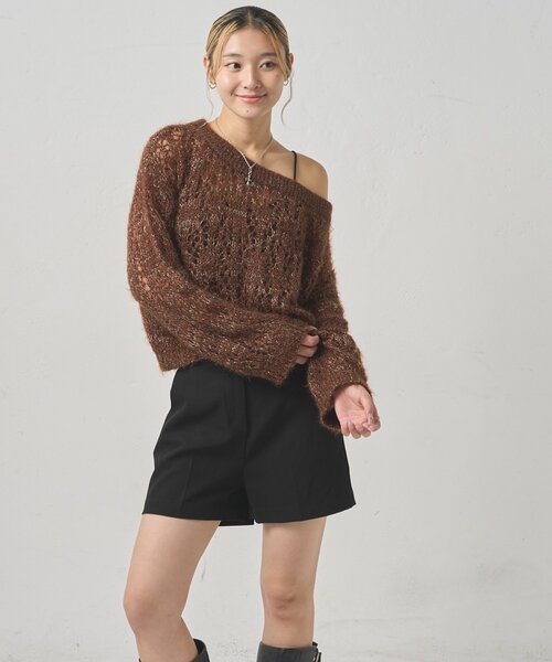 WHO'S WHO gallery（フーズフーギャラリー）の「【WEB限定】HiNTラメオフショルニット（ニット/セーター・レディース・グレー/ブラウン/ネイビー・FREE）」の4枚目の写真