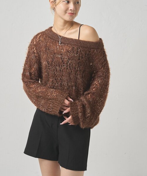 WHO'S WHO gallery（フーズフーギャラリー）の「【WEB限定】HiNTラメオフショルニット（ニット/セーター・レディース・グレー/ブラウン/ネイビー・FREE）」の8枚目の写真